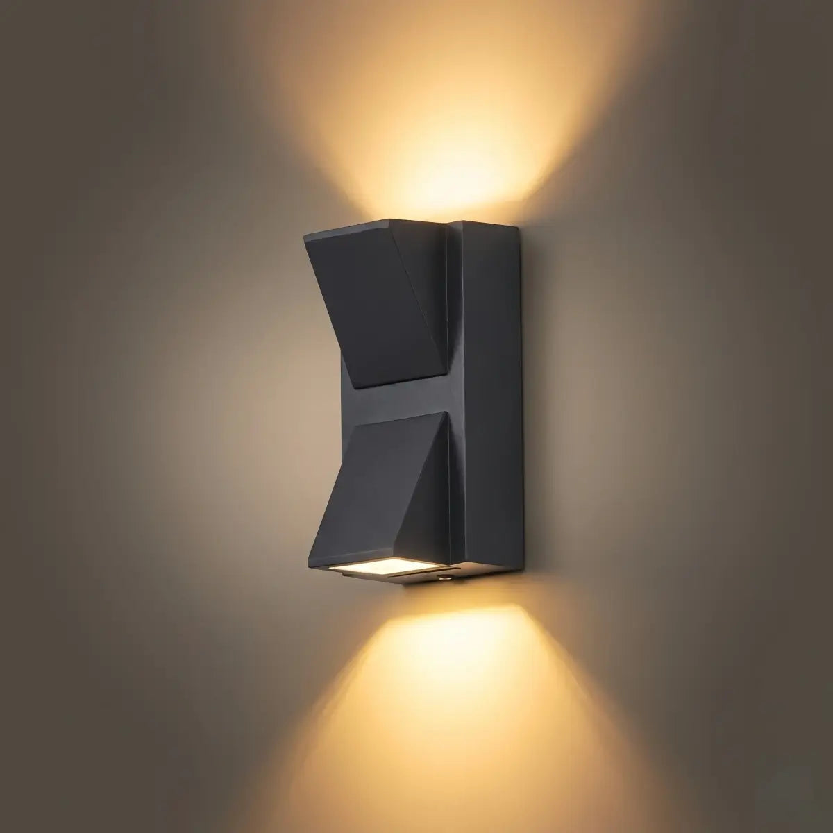 Industrial Outdoor Wall Lamp - Durable Metal Design, IP65 Rated 11