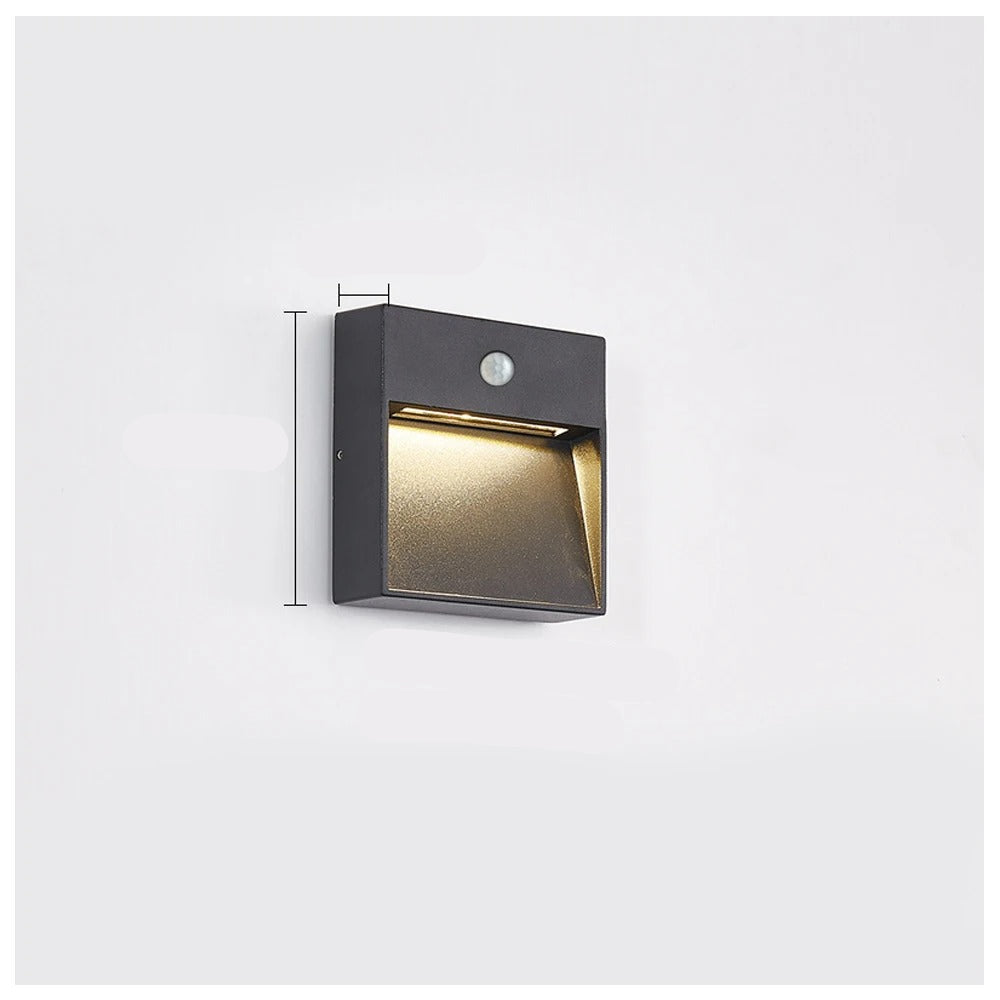 Wall-mounted outdoor light fixture with dimensions on a white background